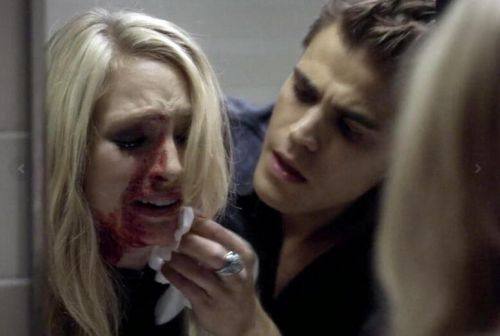 吸血鬼日记斯特凡死了卡罗琳大哭,吸血鬼日记卡罗琳什么时候在一起