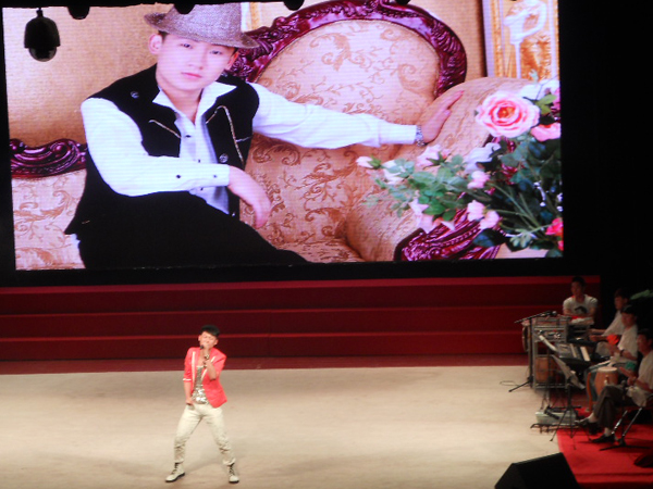 现场感受传统文化,二人转带入感