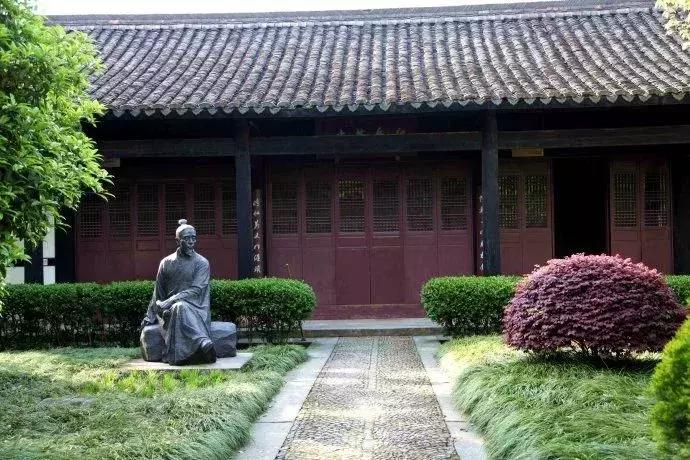 少年刺客，中年带兵，晚年大师，死后裸葬，这种人生独一无二