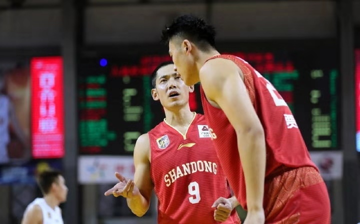 山东男篮4首发被罚下仍拼下胜利，网友调侃裁判抢戏失败