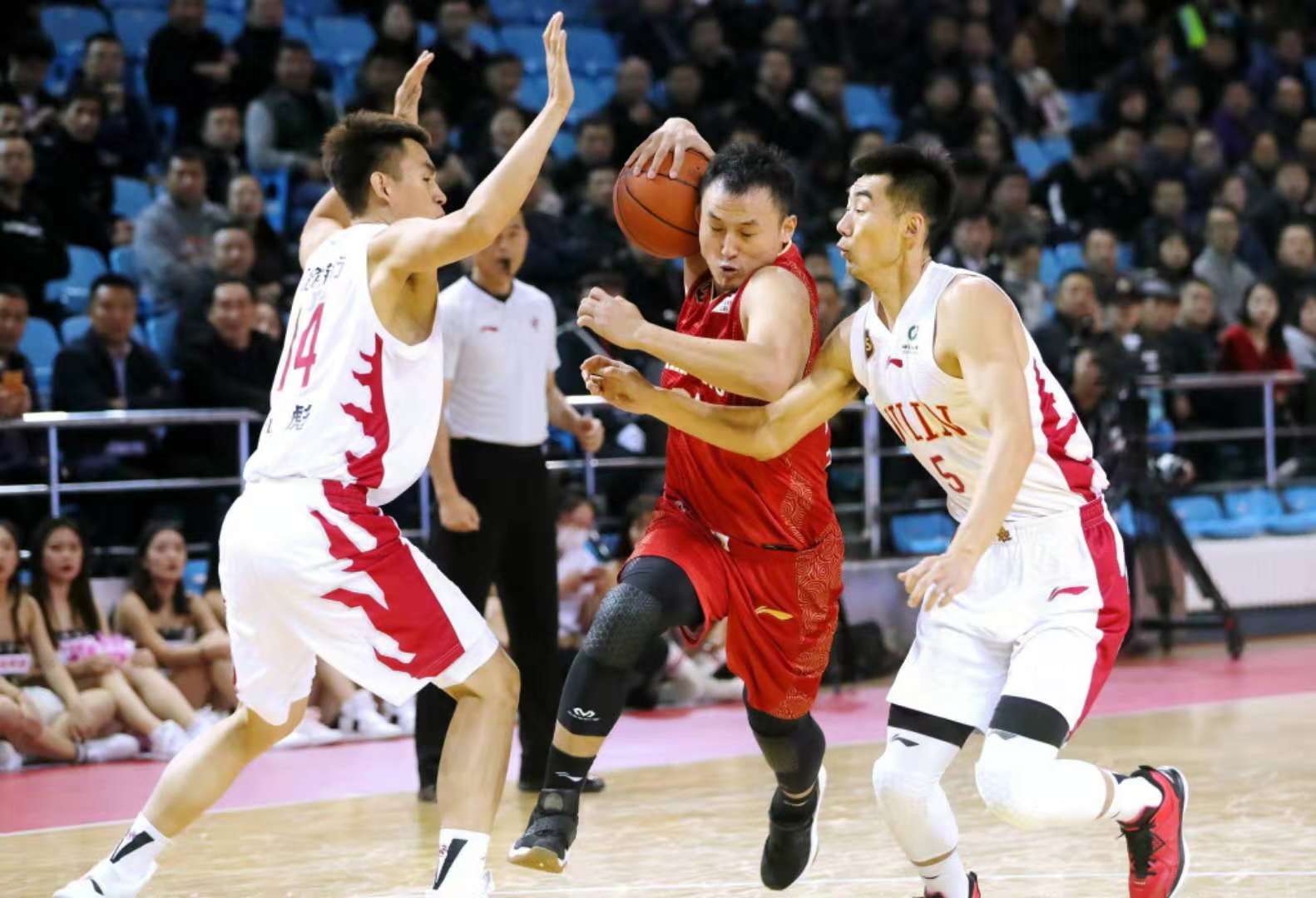 山东男篮4首发被罚下仍拼下胜利，网友调侃裁判抢戏失败