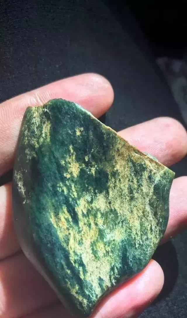 什么样的原石翡翠出高冰,真正的翡翠原石能出现哪些特征呢