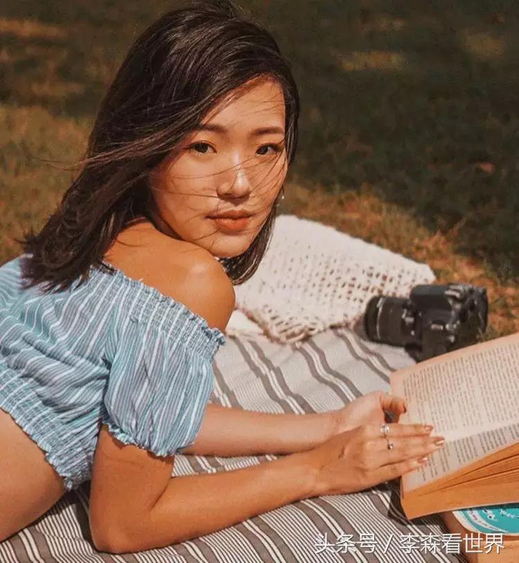 17岁女大学生为买包包裸贷10万：强行精致女人背后都活得狼狈不堪