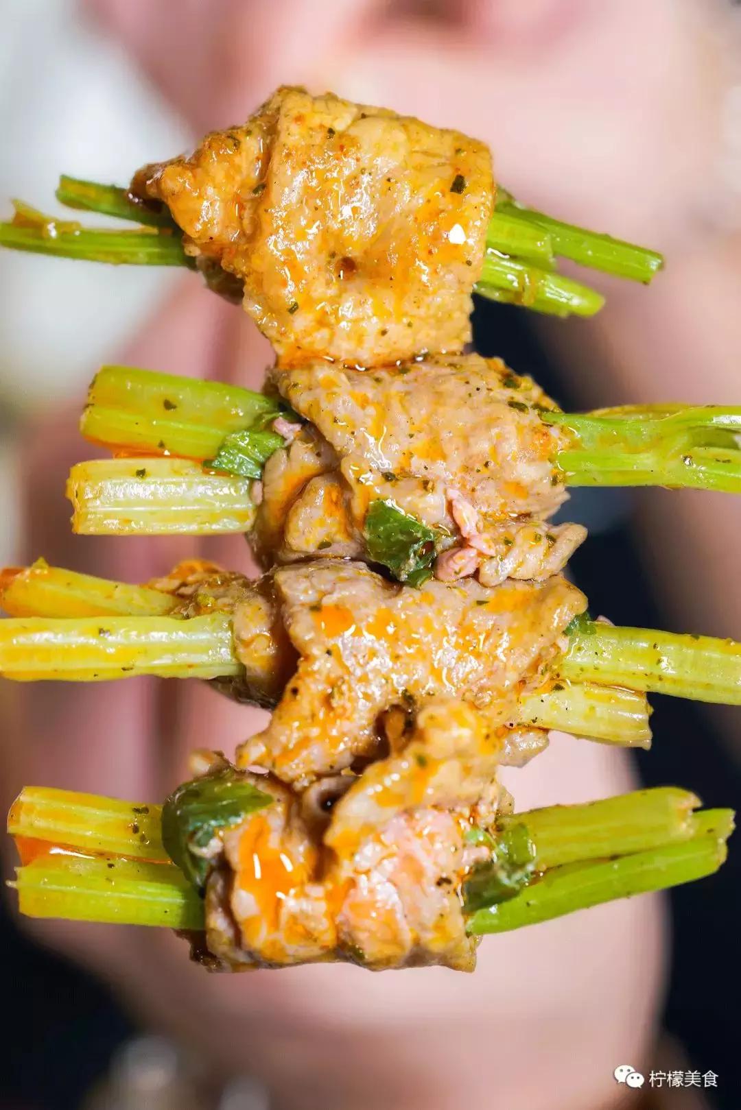 开在湖边的男团串串,我连店名都不会读