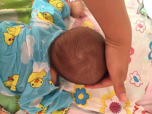 小孩睡觉头偏向一边,40天宝宝头偏向一边睡觉