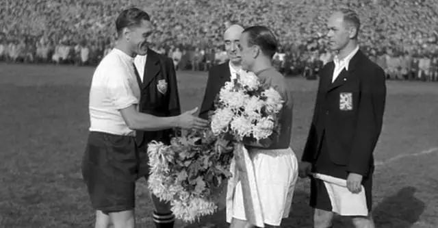 玻尔丹麦门将,足坛名宿玻尔