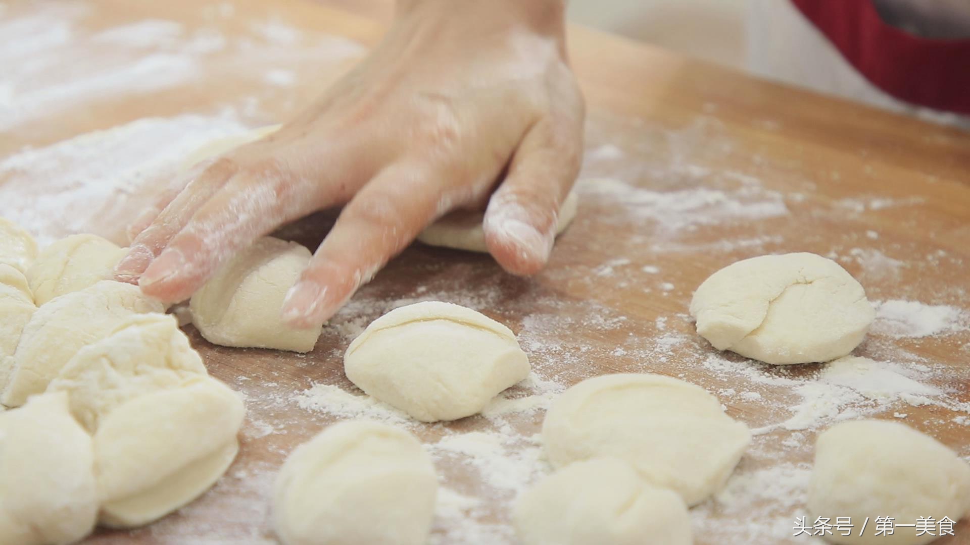 一碗面，一盆肉馅，学会这两个技巧，上锅一煎做焦香酥脆的水煎包