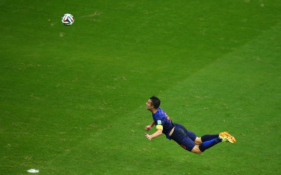 范佩西挂靴！回忆荷兰人一半天使一半魔鬼的经典瞬间