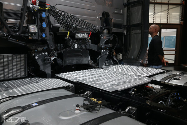 搭载v6发动机275匹马力的越野车,750匹马力的斯堪尼亚