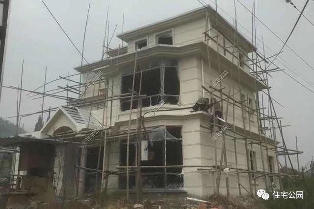 农村自建房三层小别墅真实视频,2022年河南自建房包工280一平贵吗