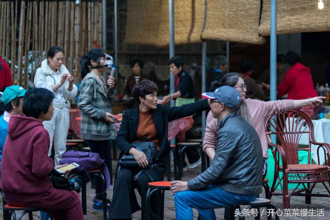 这个寺庙有点怪，只有一个和尚和百名肿瘤病人