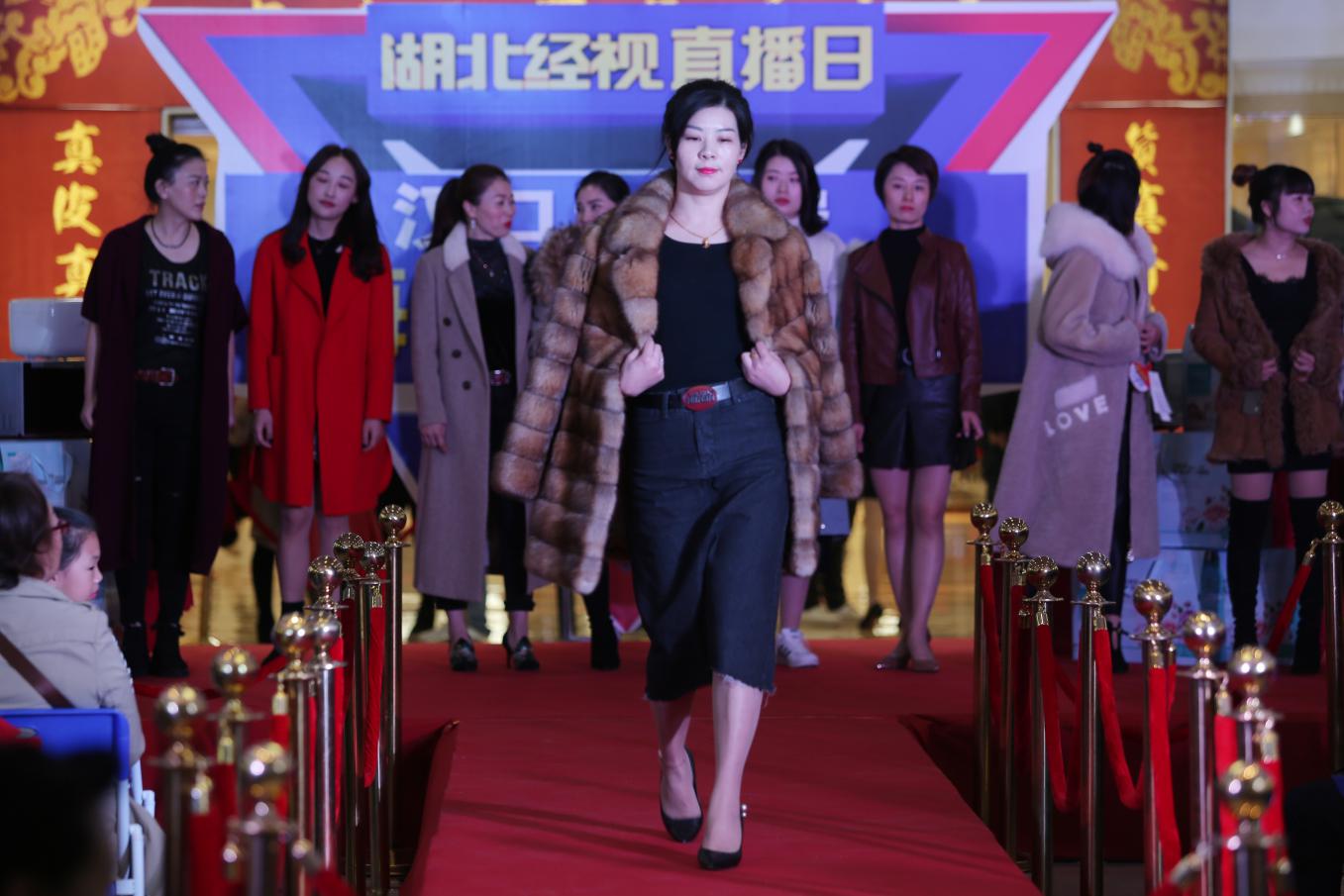 剁剁剁！今天经视砍价王在汉口北掀起了一场超热的千人团购！