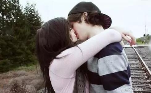 男生第一次接吻时有什么表现,男生第一次吻你闭眼代表什么