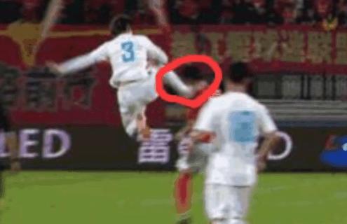 这动作真该终身禁赛，中乙赛场再现*力暴**飞踹，要人命的武术动作