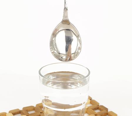 大姨妈的血渍怎么洗才能干净,大姨妈的血渍弄在床上怎么洗