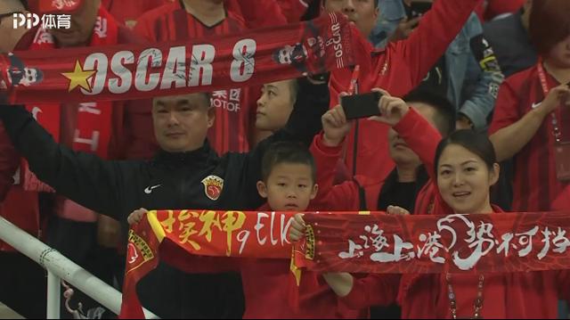 权健上港赛后再次响起了战吼,现场上港观众为武磊呐喊