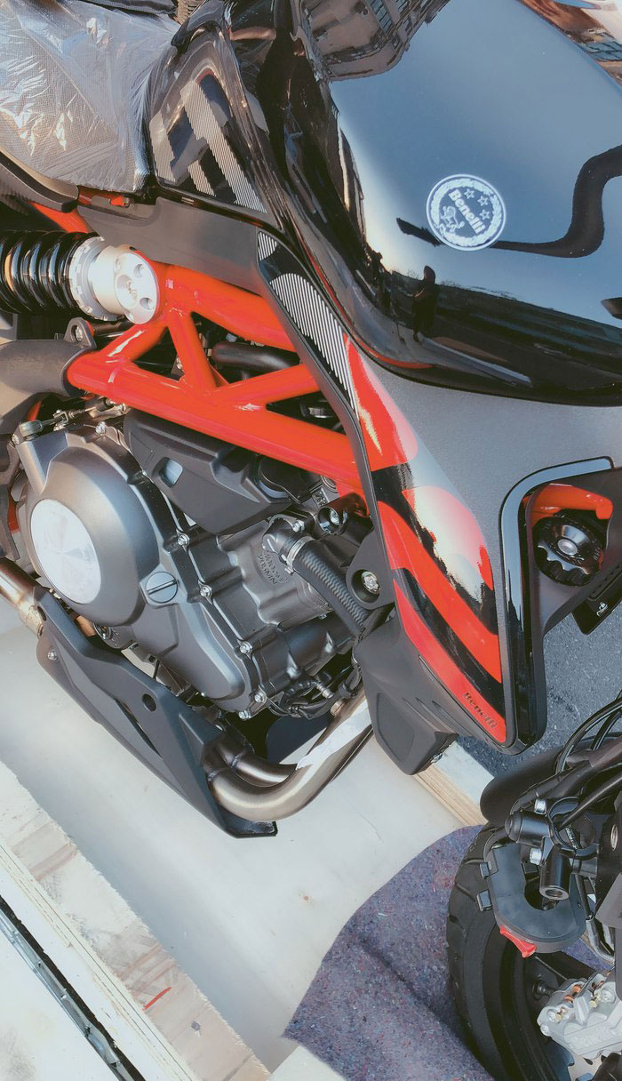 贝纳利302s首开箱，“剑道脸”帅爆，全LED大屏，售29800元