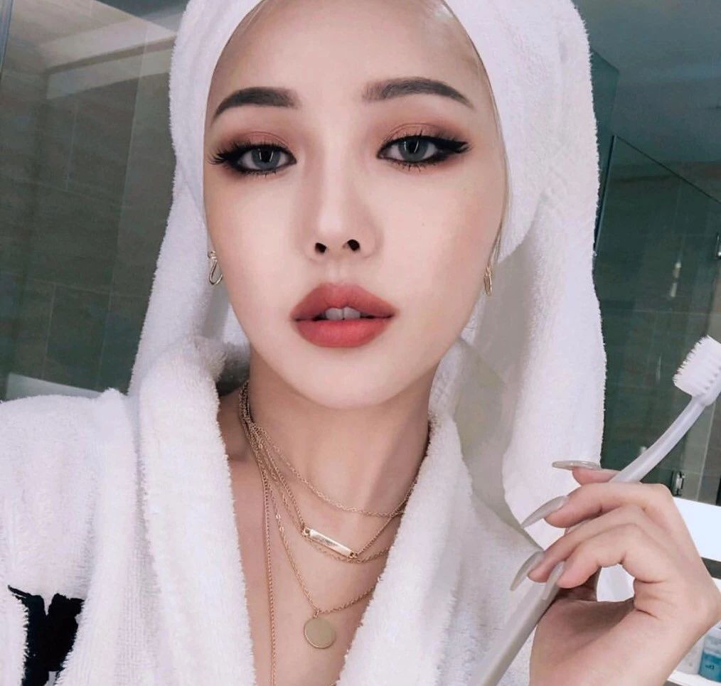 杨幂同款单眼皮红色系妆容,杨幂御用化妆师教你打造减龄妆