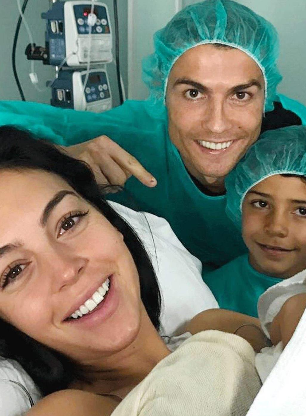 c罗和女友晒私人飞机照,c罗女友带4个孩子现身球场