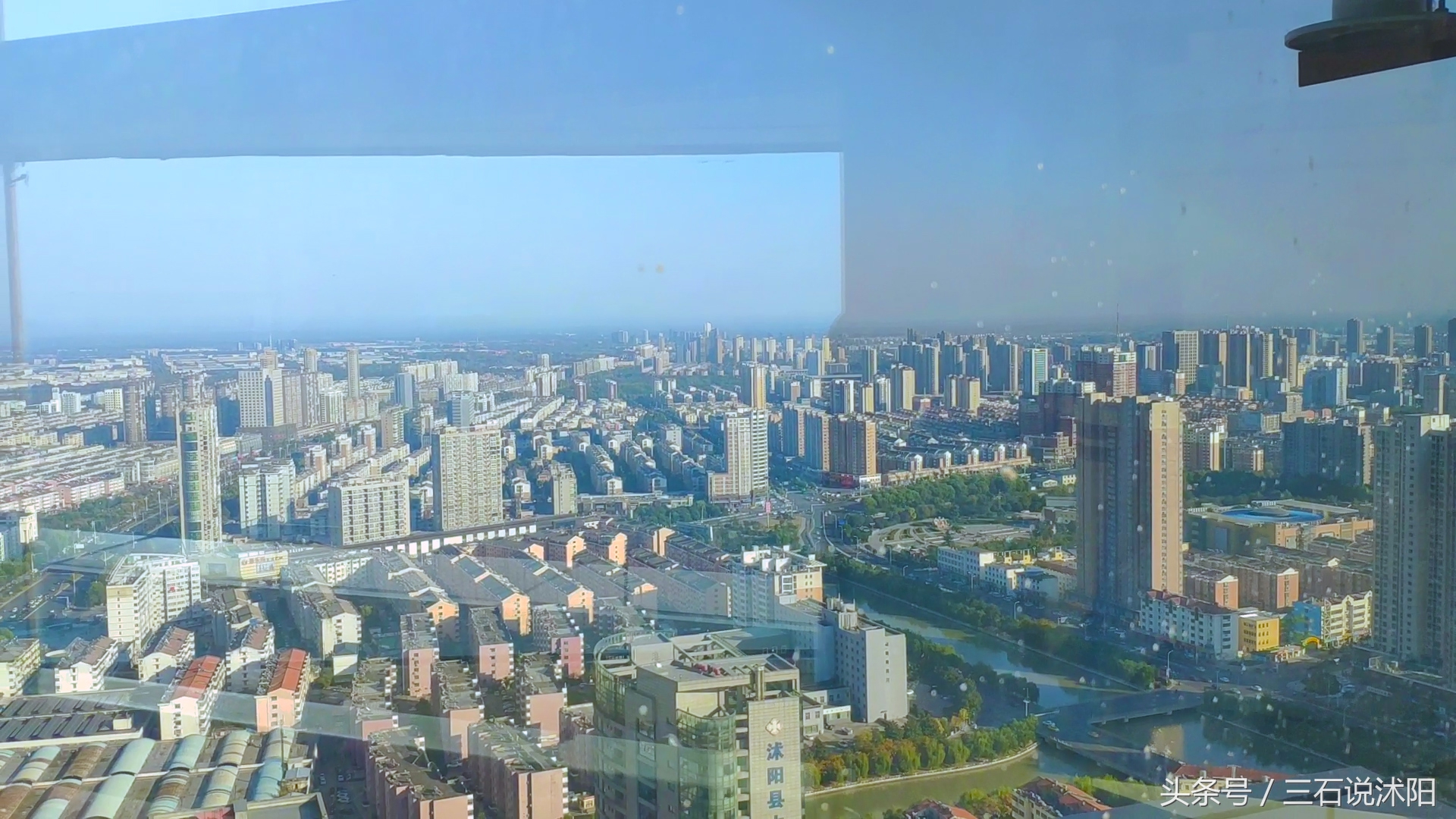 在沭阳高楼可以看见灌云的山,站在最高处看整个城市