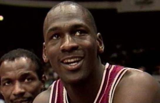 给大家介绍一个乔丹长高动作,乔丹19岁没长高之前身高多少