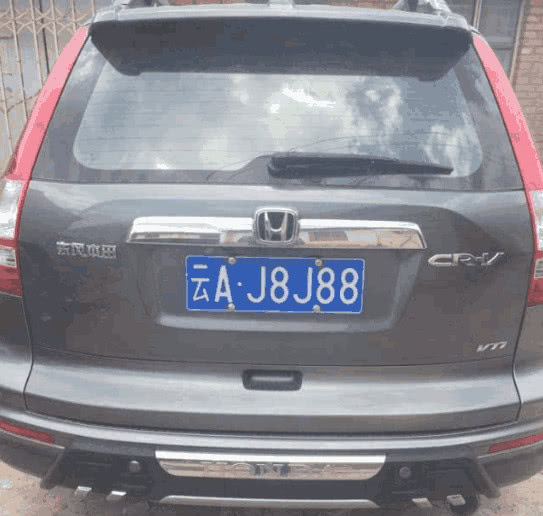 一男子摇到777连号车牌,摇中888车牌号