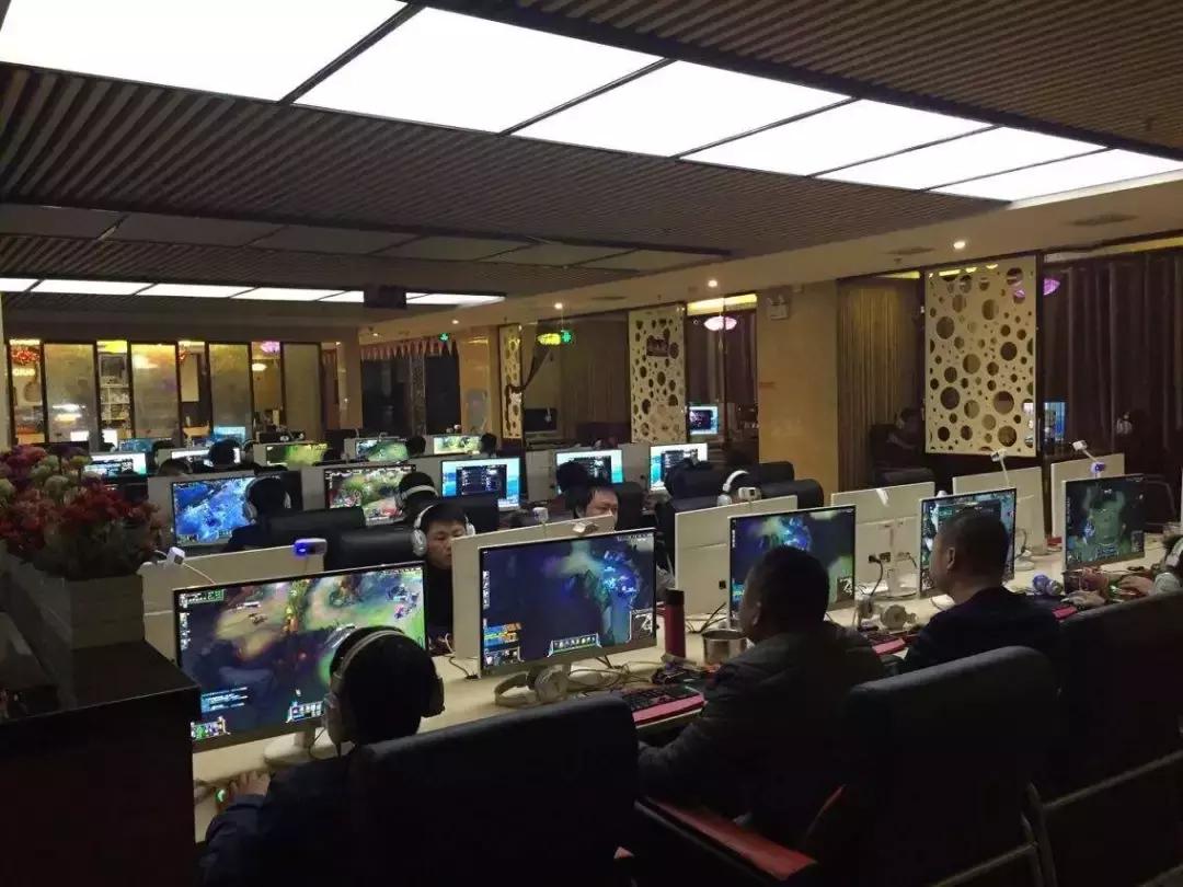 网吧男生秀恩爱,网吧里秀恩爱