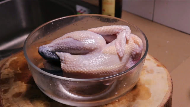 整只鸡放进电饭锅一点水也不加,加水不放油电饭锅清炖鸡