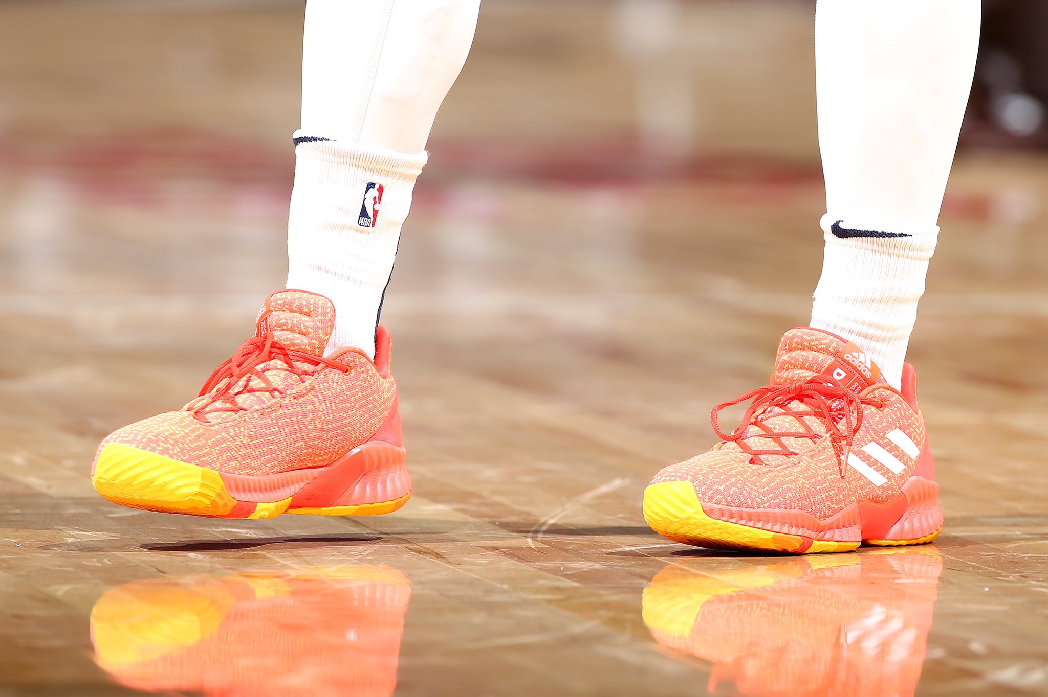 NBA今日球鞋精选：库里唐斯上脚万圣节特别款罗斯50分战靴诞生