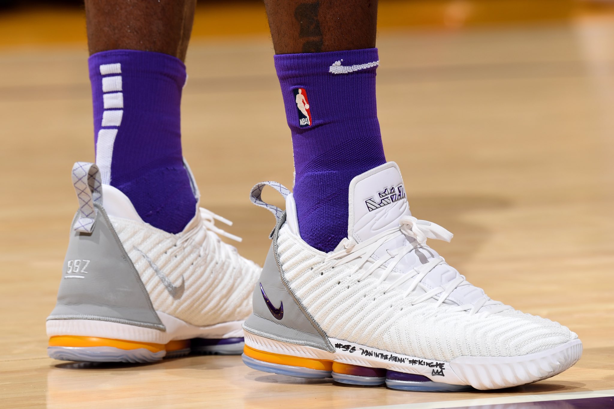 NBA今日球鞋精选：库里唐斯上脚万圣节特别款罗斯50分战靴诞生