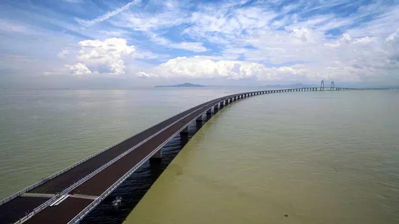 南岸这群人：在港珠澳大桥上铺路！铺成世界之最！