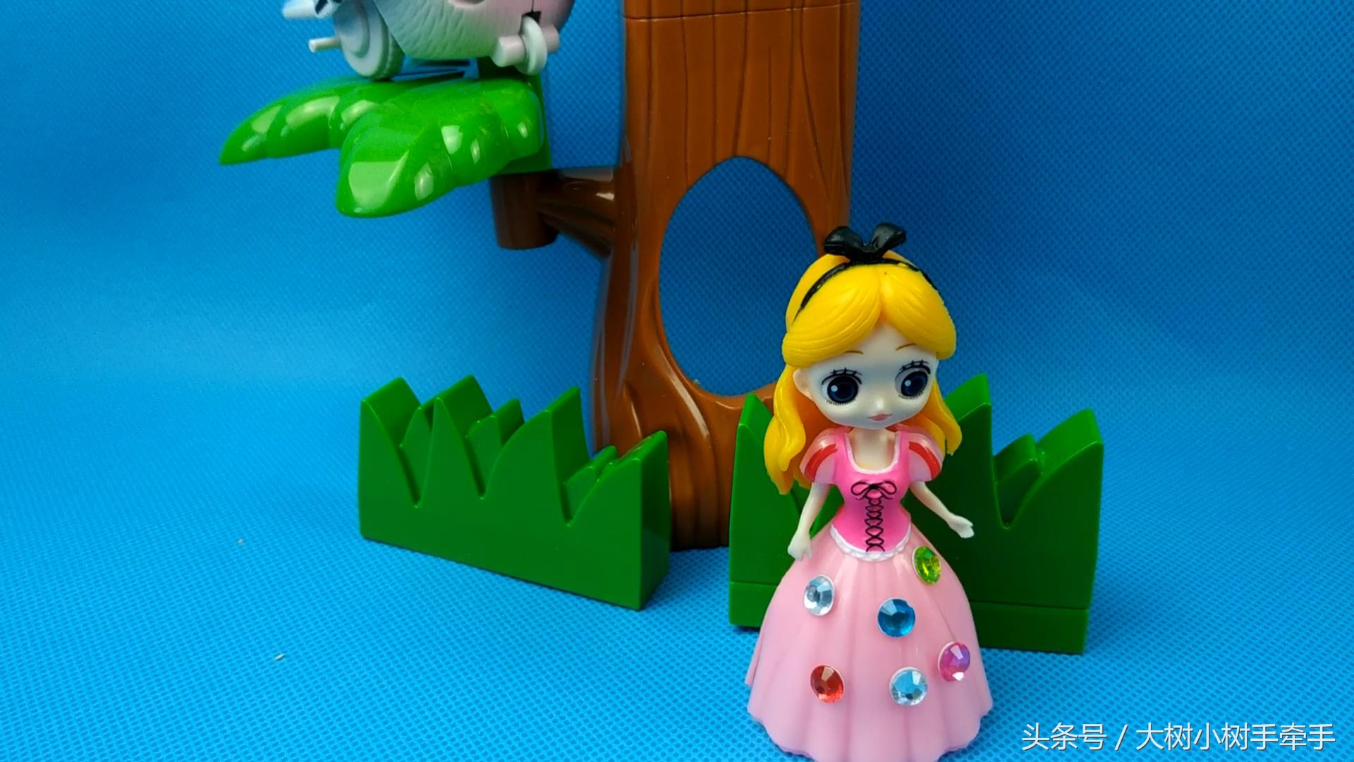 一只水晶鞋惊动王宫，王子到处找鞋的主人，她到底是谁