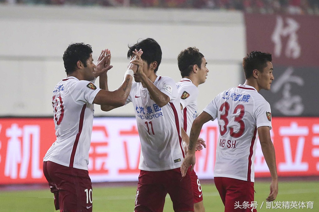 中超天王山之战上港面临战术抉择上赛季亚冠曾因保守险遭大逆转