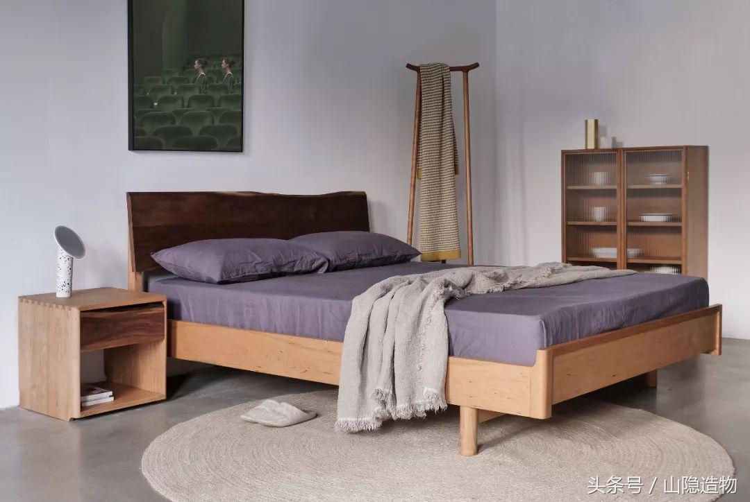 一个卧室一张双人床,一个房间两张实木床照片