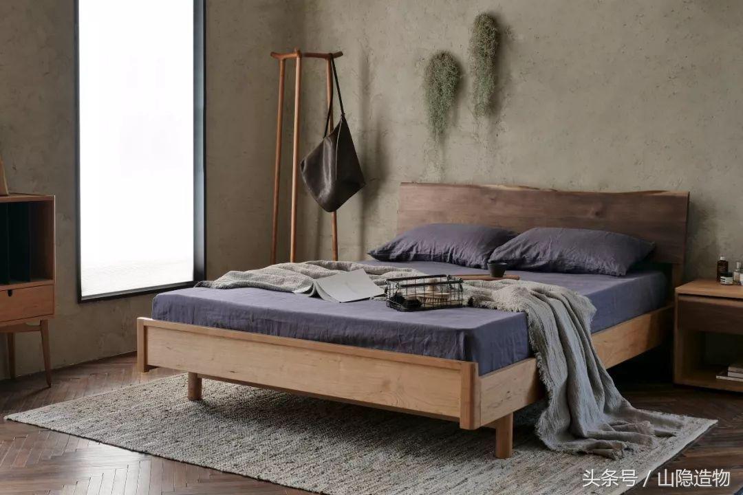 一个卧室一张双人床,一个房间两张实木床照片