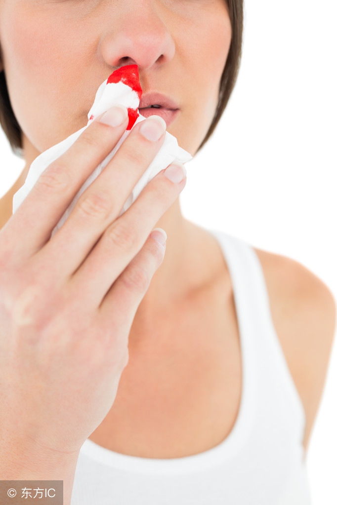 打球时撞到鼻子怎么处理,打球鼻子撞出血了怎么办怎么安慰