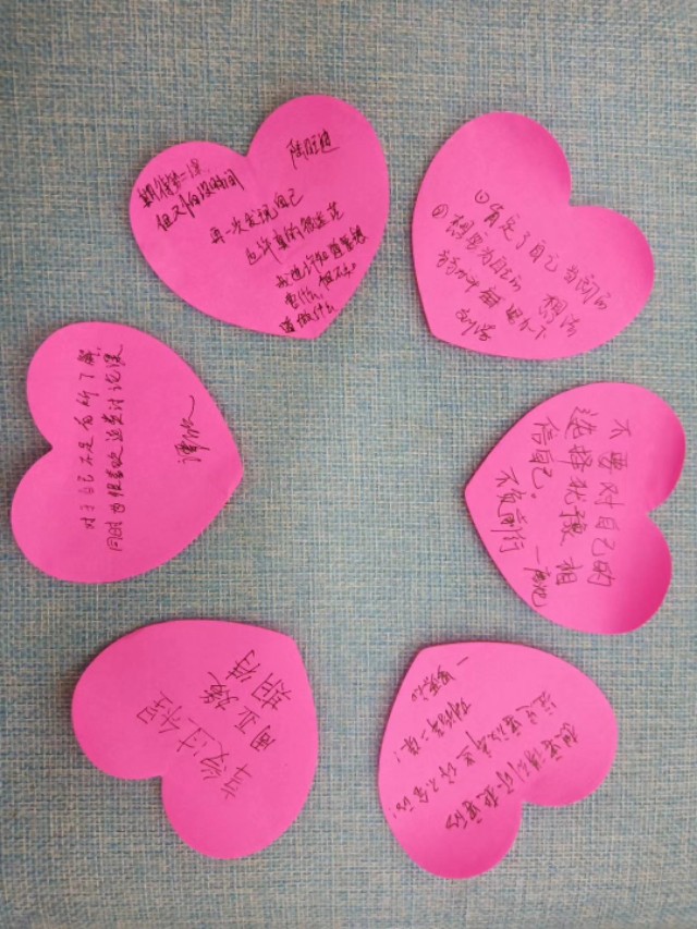 上课胡思乱想专注力不好,上课自言自语小学生