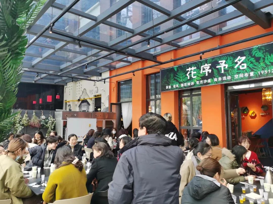 从10平方米的楼梯间花店，到130平方米的花园花店，为何她俩做得这么火？