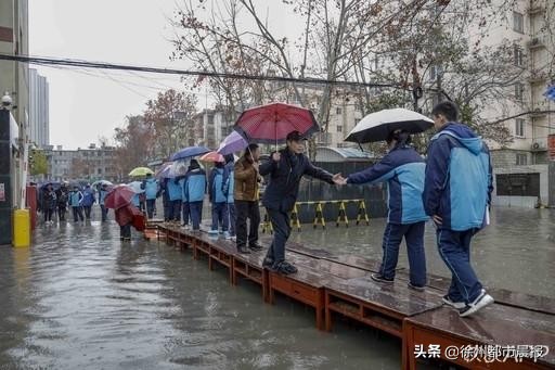 课桌搭桥！十三中门口积水，近2000名学生这样入校......