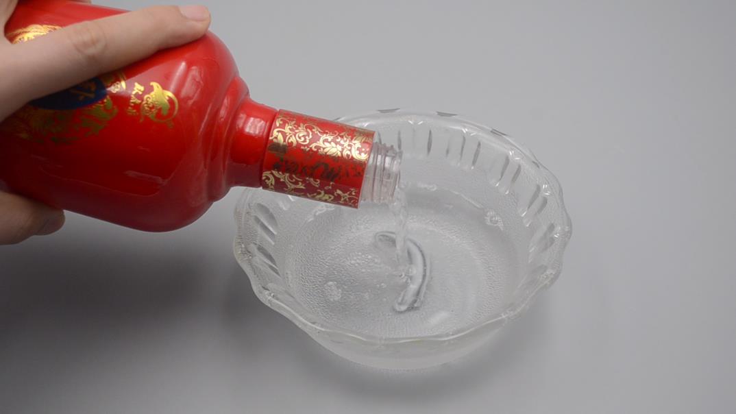 厨房玻璃有油怎么擦干净,厨房油玻璃怎么擦才干净