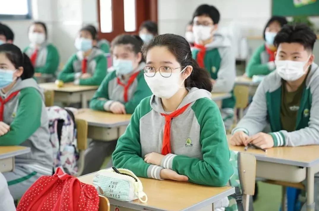 今天又有一批同学返校，来看师生们的自拍留念