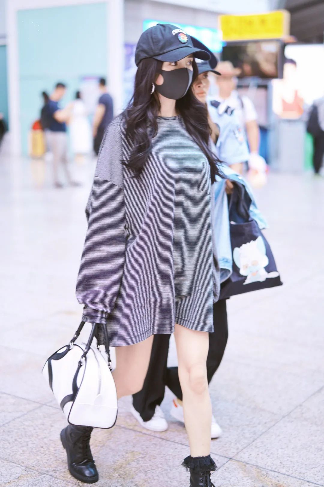 肩膀又宽又厚应该如何有效改善,肩膀又宽又厚的女生怎样穿衣搭配