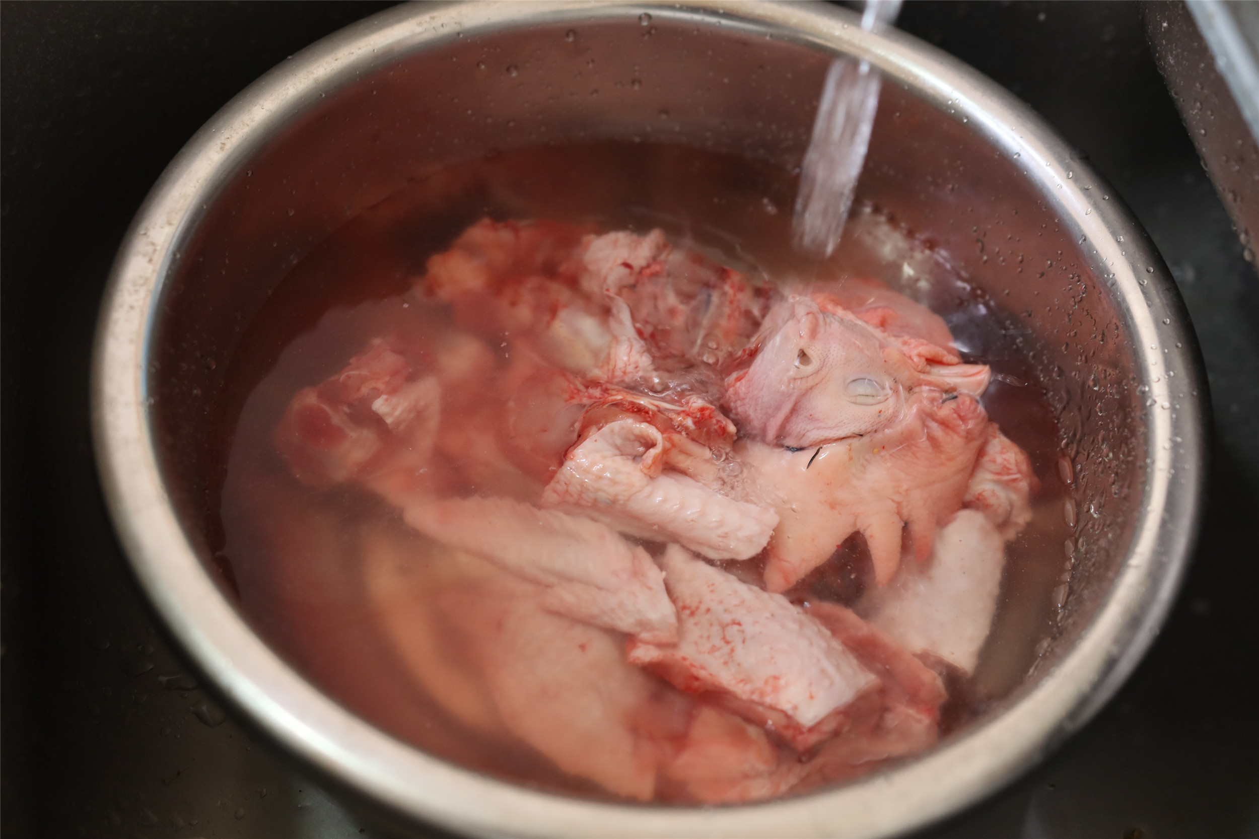 黄焖鸡怎么做汤比较浓鸡肉特别嫩,家常版黄焖鸡做酱和焖是关键