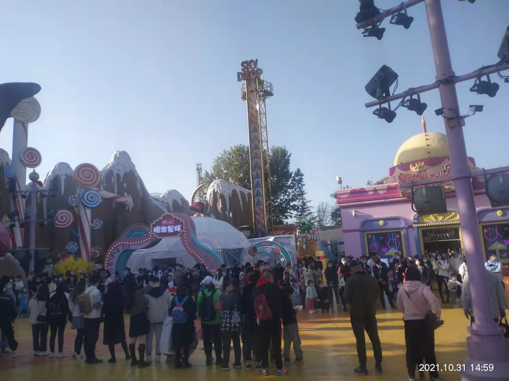 “糖果星球”成网红打卡地，国货品牌如何玩转“假面糖果节”？