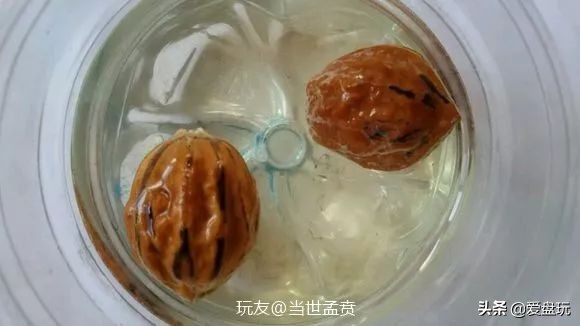 84消毒液洗核桃方法,被84泡过的核桃还能盘红吗