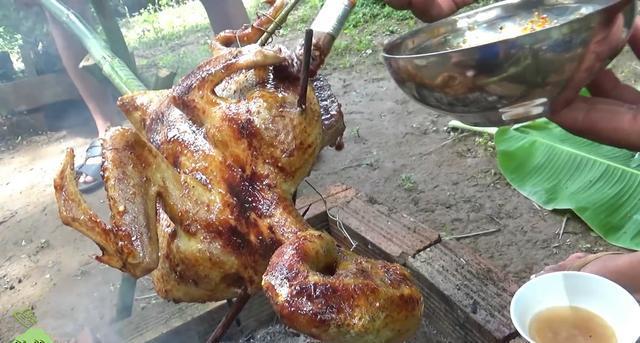 男子野外捉了只5斤的野鸭，这样做着吃，比北京烤鸭还要好吃