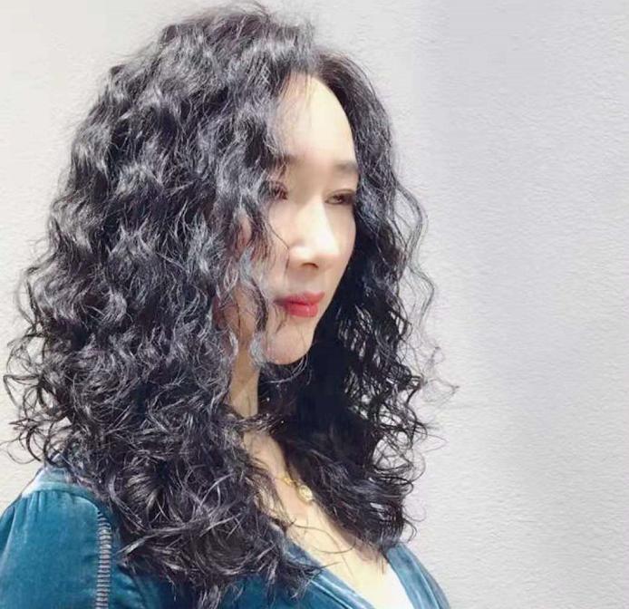 50岁女人洋气减龄短卷发型,50岁短发小卷满头烫