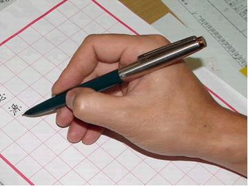 儿童写字握笔正确姿势需要工具吗,提醒家长教幼儿正确的握笔姿势