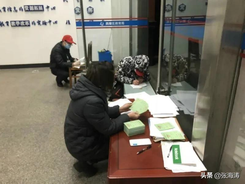 物业人坚守一线岗位,湖北宜昌市西陵物业