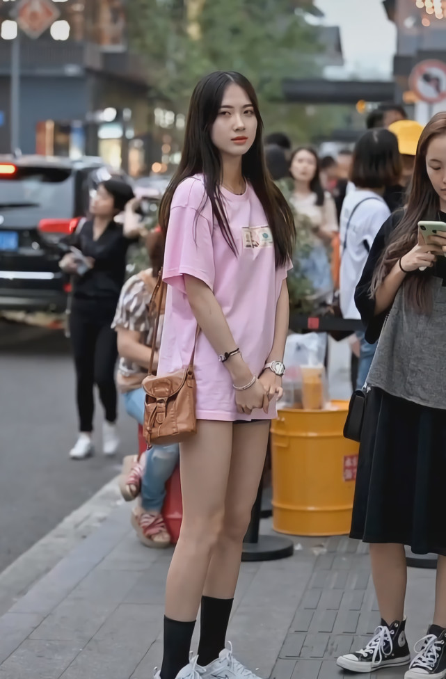 成都小甜甜粉色t恤街拍,成都小甜甜街拍黑衣服